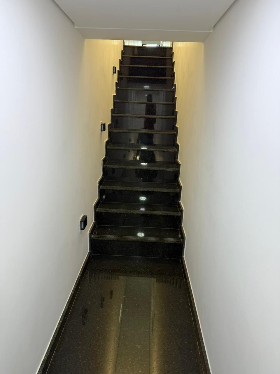 Escada revestida em pedra clara