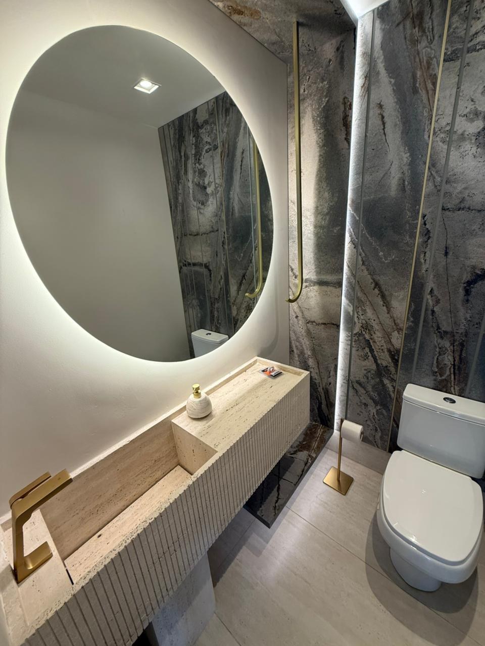Lavabo contemporâneo com revestimento e bancada em pedra