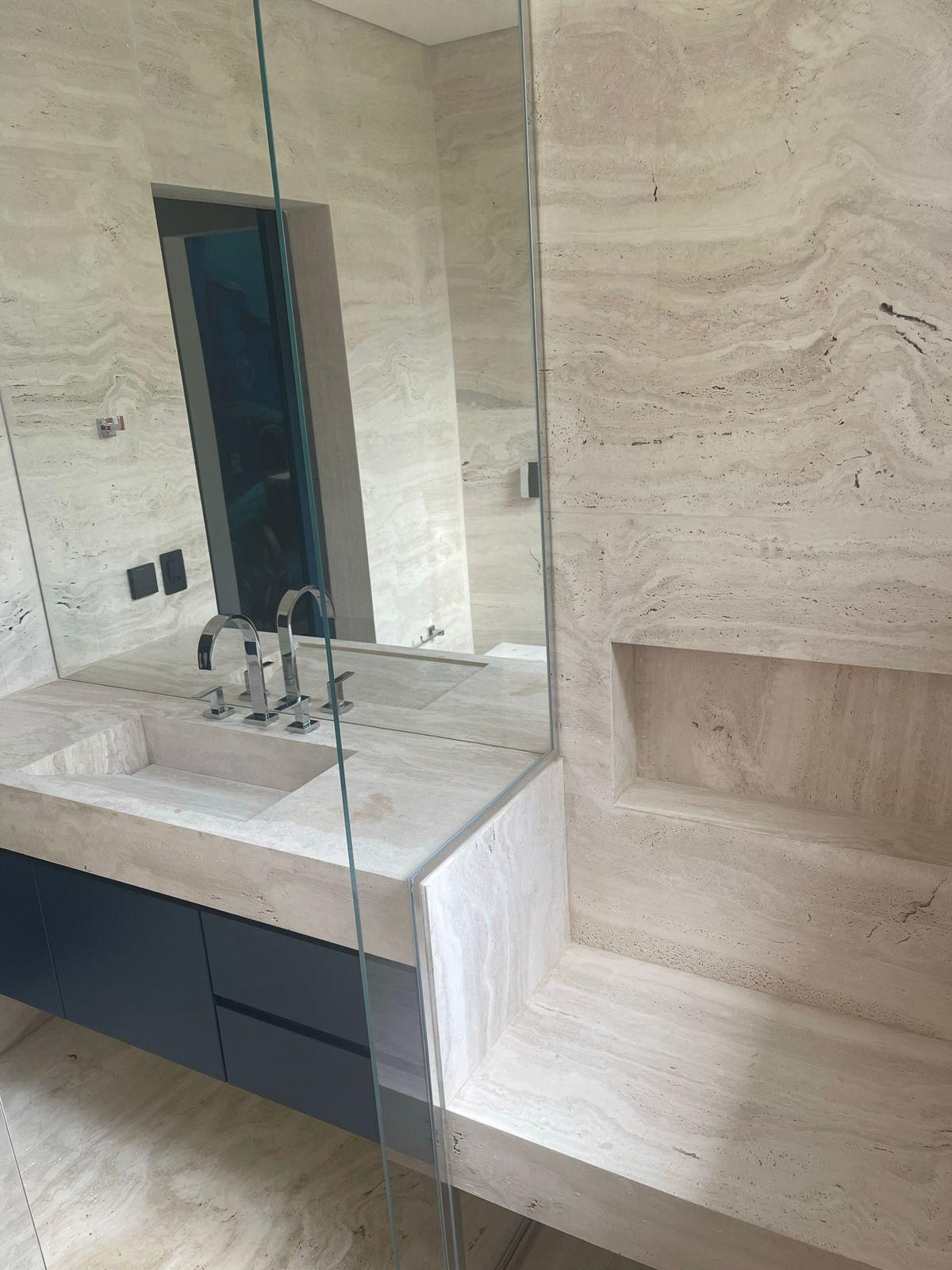 Lavabo revestido em pedra natural